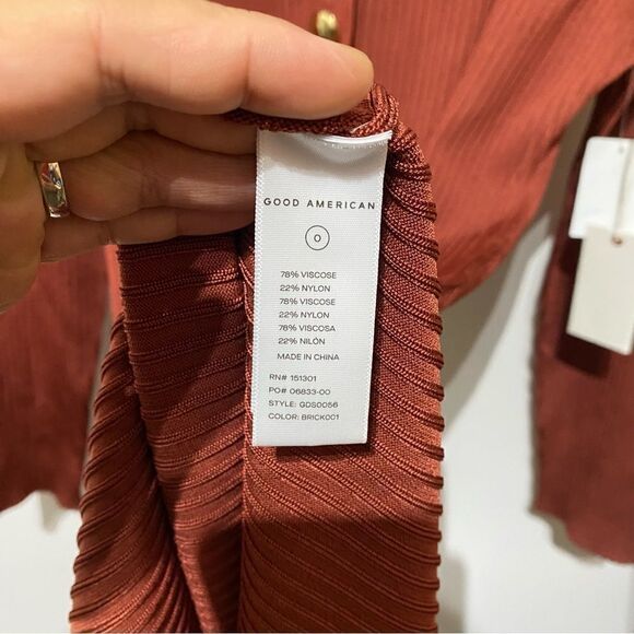 Elegant Brown Ribbed Knit Dress - Picture 6 of 9